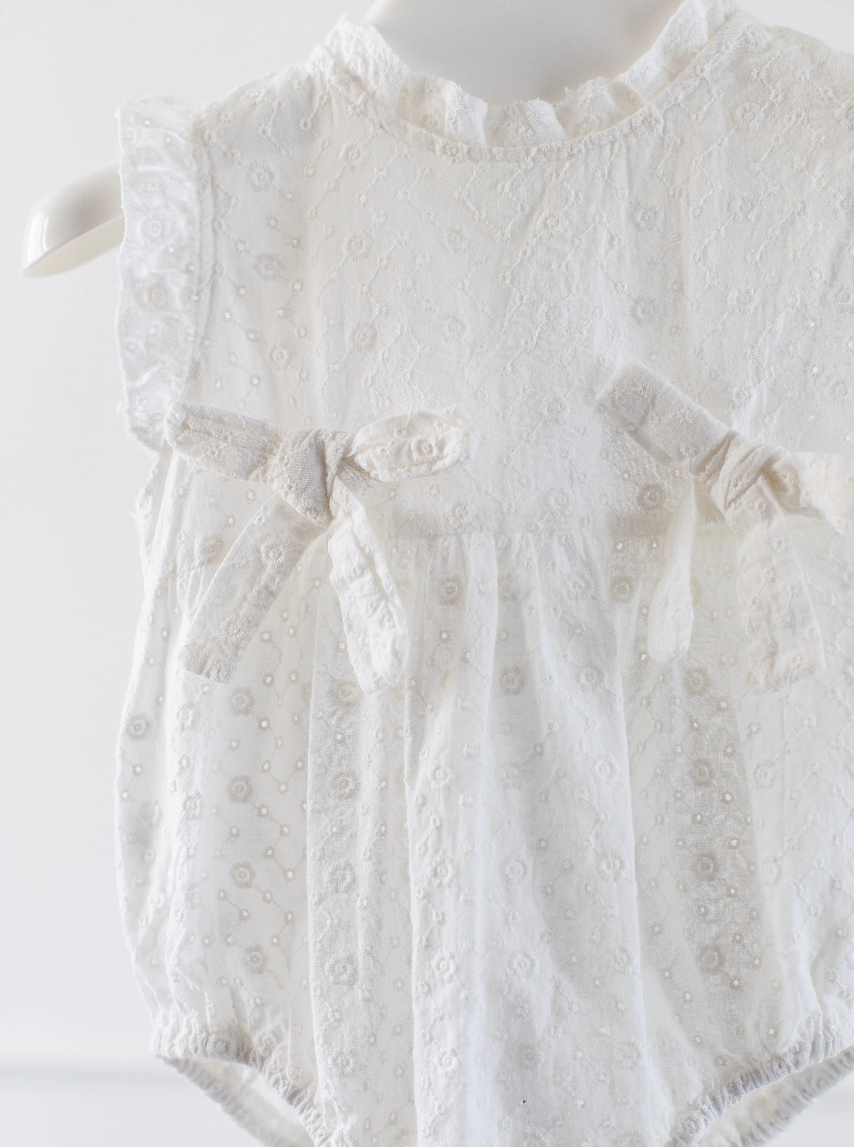 [6-12m] White Eyelet Baby Vintage Romper