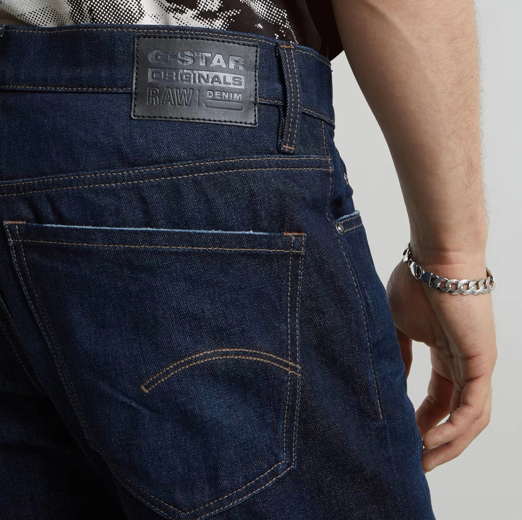 MOSA STRAIGHT JEANS worn in hourglass