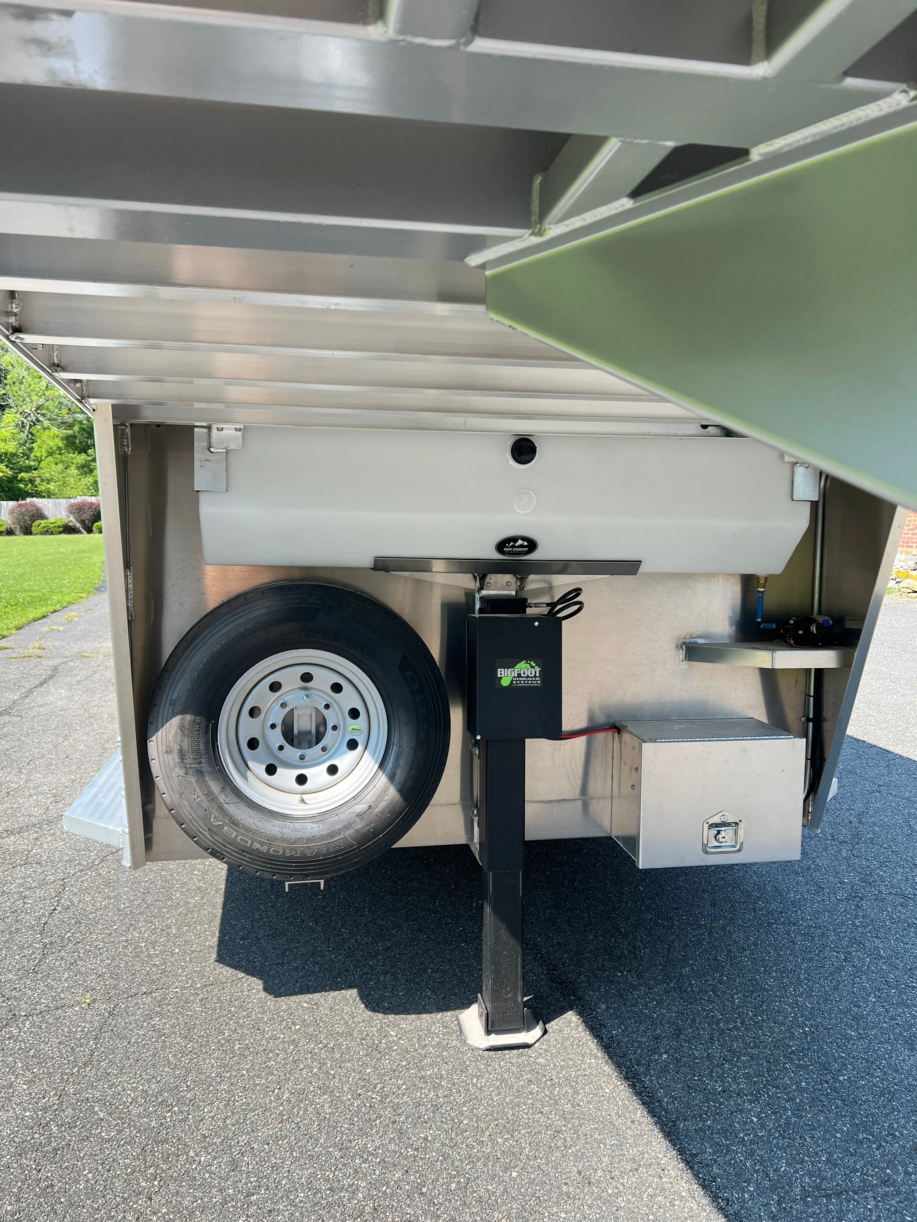 New 2025 Adam Pro-Classic Model GS152 (2 1) All Aluminum Gooseneck Straight Load Trailer with Dressing Room